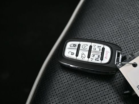 Used 2023 Chrysler Pacifica Limited image 32