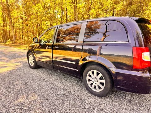Used 2011 Chrysler Town & Country Touring-L w/ Entertainment Group #2 image 7