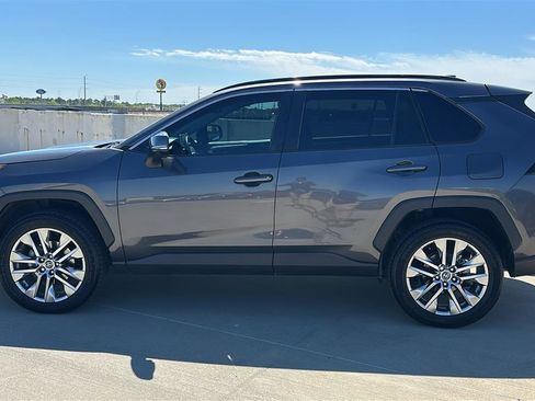 Used 2020 Toyota RAV4 XLE Premium FWD image 10