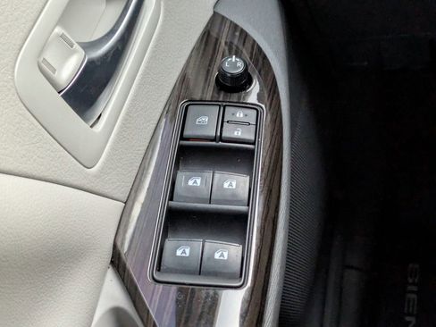 Used 2020 Toyota Sienna XLE image 26