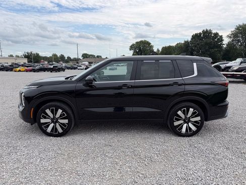 Used 2025 Mitsubishi Outlander SE FWD image 3