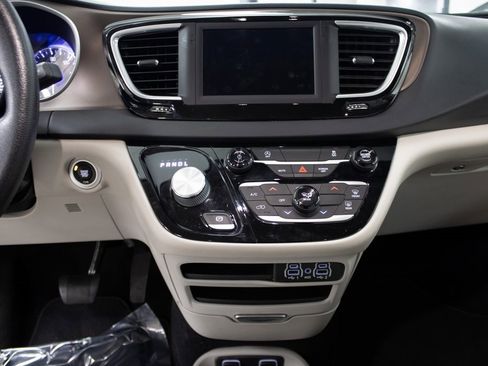 Used 2021 Chrysler Voyager Lxi image 25