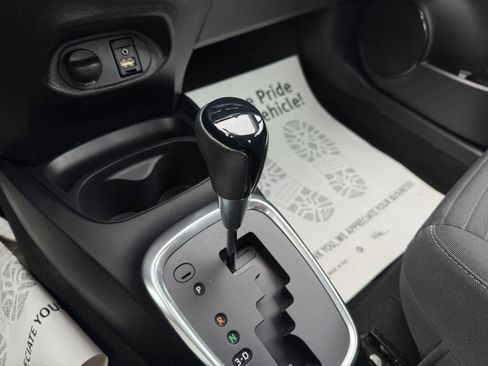 Used 2018 Toyota Yaris SE image 6