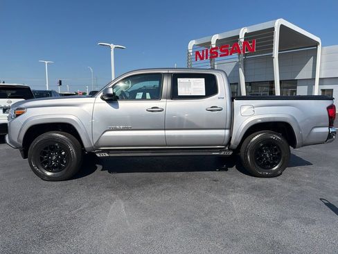Used 2021 Toyota Tacoma SR5 AWD/4WD image 2