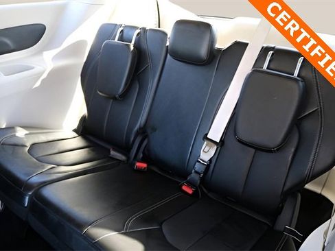 Used 2024 Chrysler Pacifica Select image 16