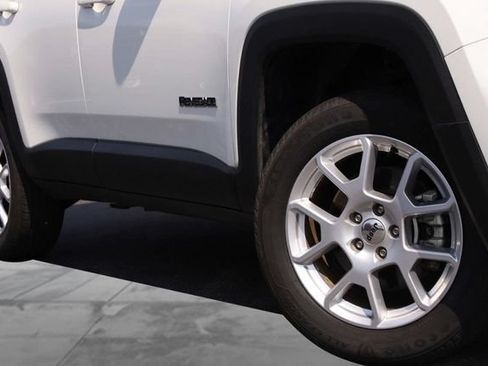 Used 2023 Jeep Renegade Latitude AWD/4WD image 3