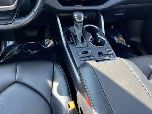 Used 2023 Toyota Highlander XLE image 22