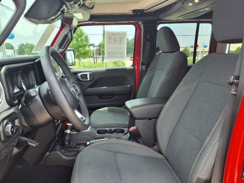 Used 2025 Jeep Wrangler Unlimited Sahara AWD/4WD image 15