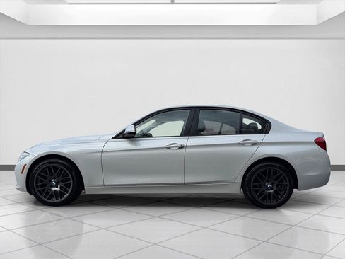 Used 2018 BMW 320i xDrive Sedan AWD/4WD image 2