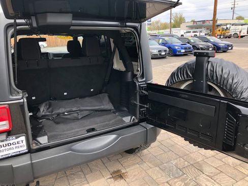Used 2015 Jeep Wrangler Unlimited Rubicon w/ Connectivity Group image 31