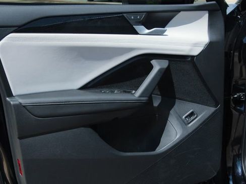 Used 2025 Volkswagen Tiguan SE image 12