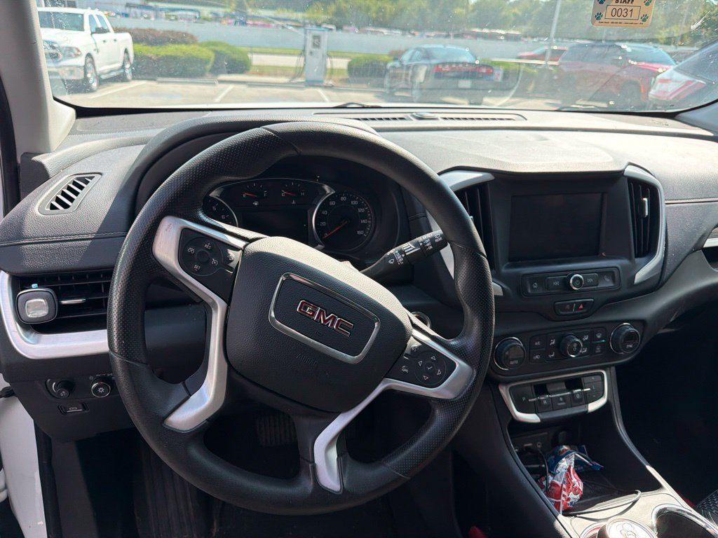 Used 2022 GMC Terrain SLE w/ Driver Convenience Package FWD image 4