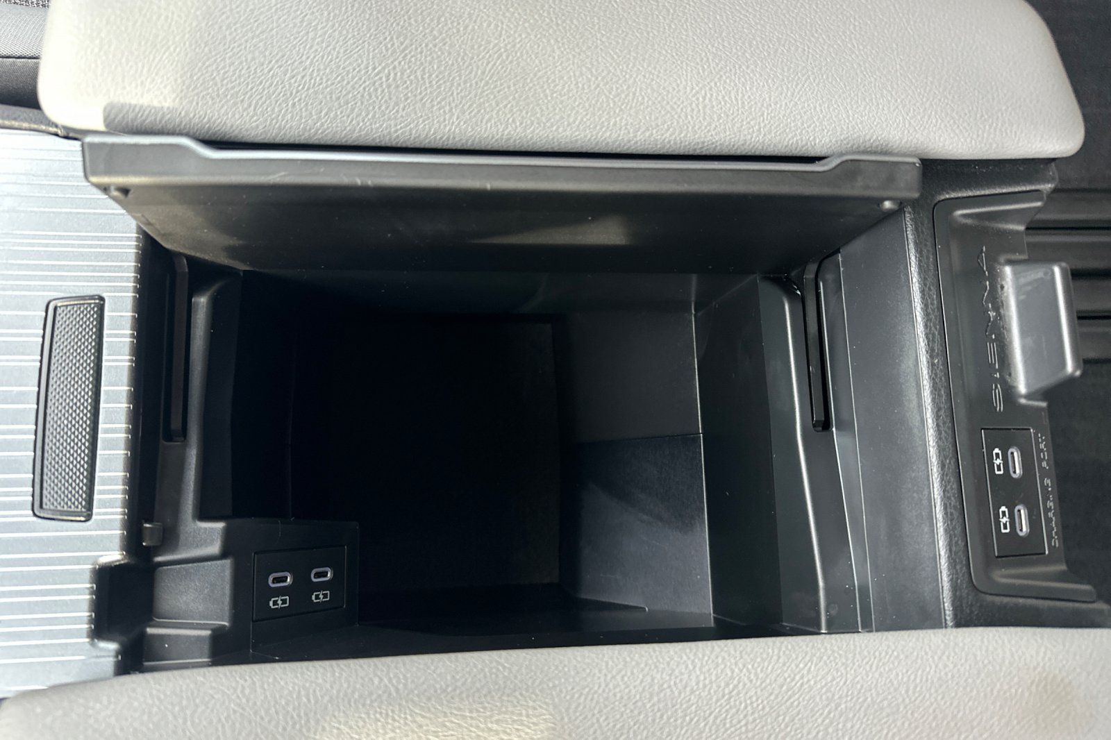 Certified 2026 Toyota Sienna LE FWD image 32