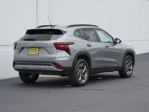 Used 2025 Chevrolet Trax LT w/ LT Convenience Package FWD image 3