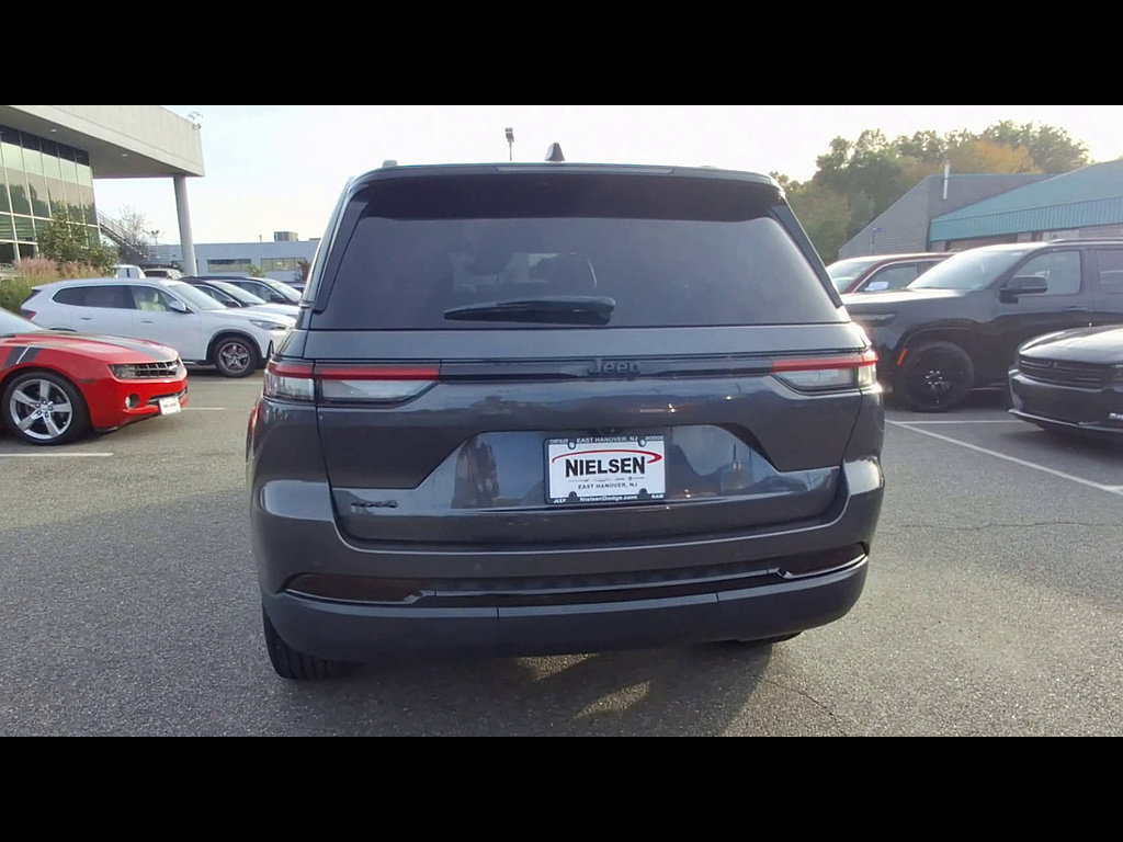 Used 2023 Jeep Grand Cherokee Altitude AWD/4WD image 7