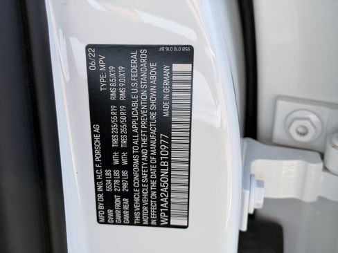 Certified 2022 Porsche Macan image 38