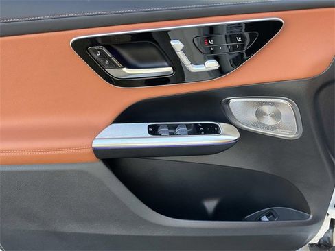 Used 2025 Mercedes-Benz GLC 300 4MATIC image 29