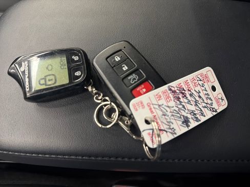 Used 2018 Toyota RAV4 Limited image 30