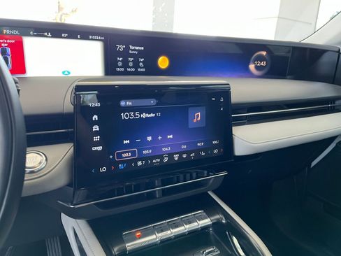 Used 2024 Lincoln Nautilus Premier image 18