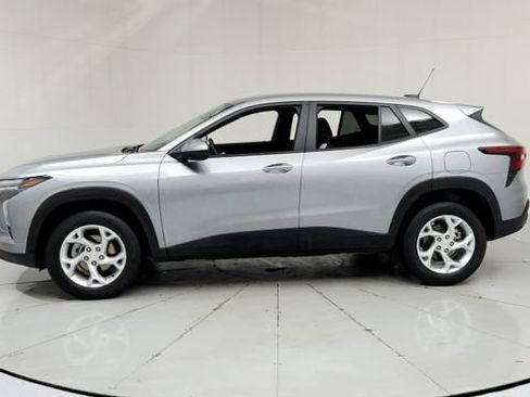 Used 2025 Chevrolet Trax LS w/ LS Convenience Package image 2