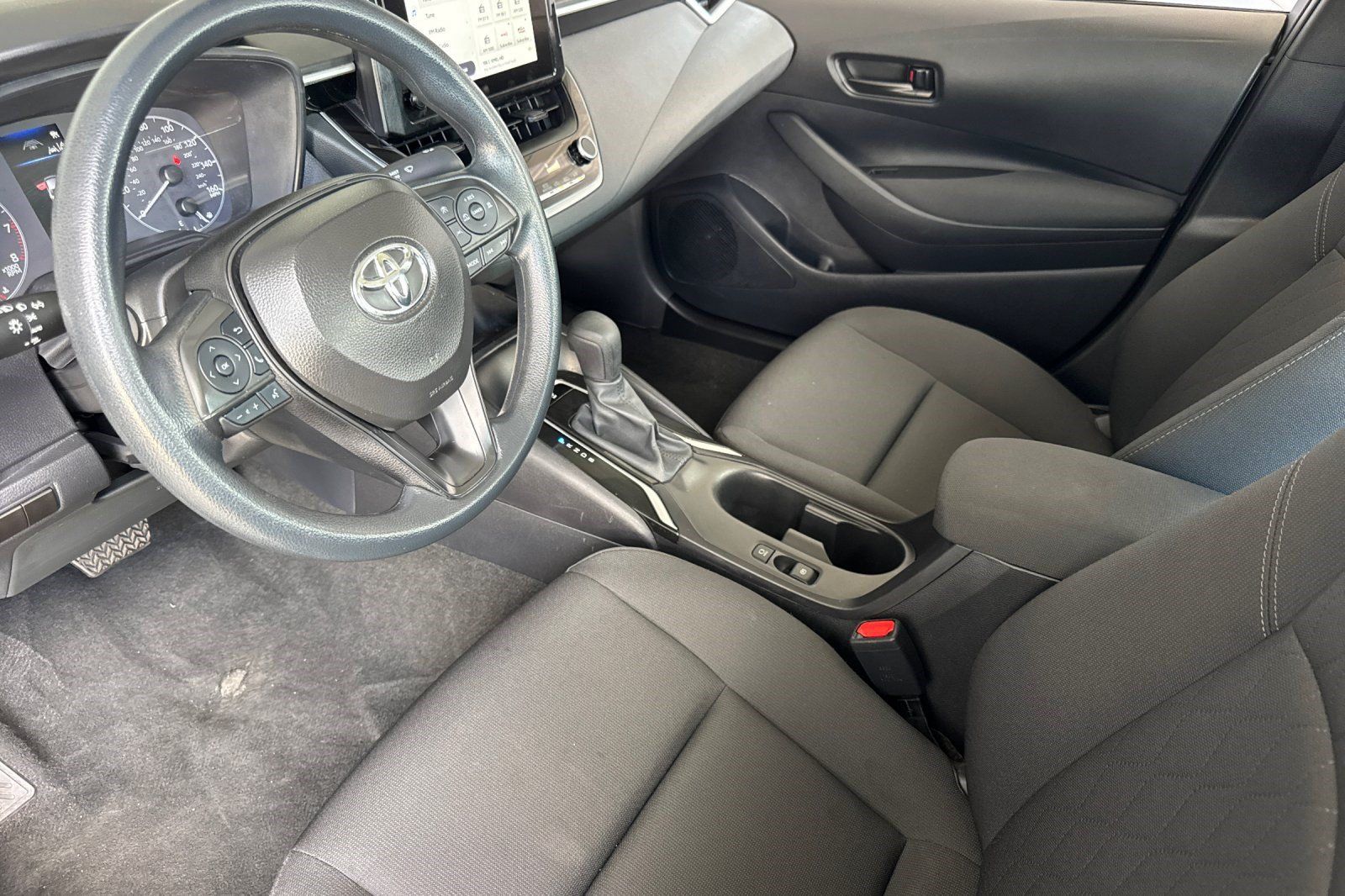 Used 2025 Toyota Corolla LE FWD image 4