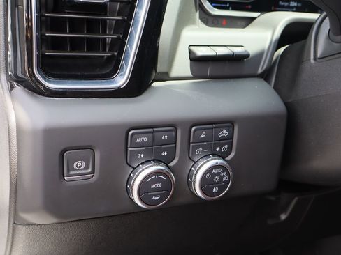 Used 2024 GMC Sierra 3500 Denali Ultimate AWD/4WD image 13