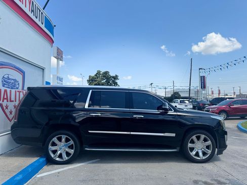 Used 2019 Cadillac Escalade ESV Luxury AWD/4WD image 17