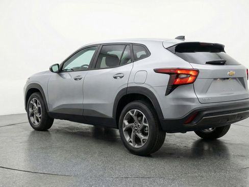 Used 2025 Chevrolet Trax LT FWD image 6