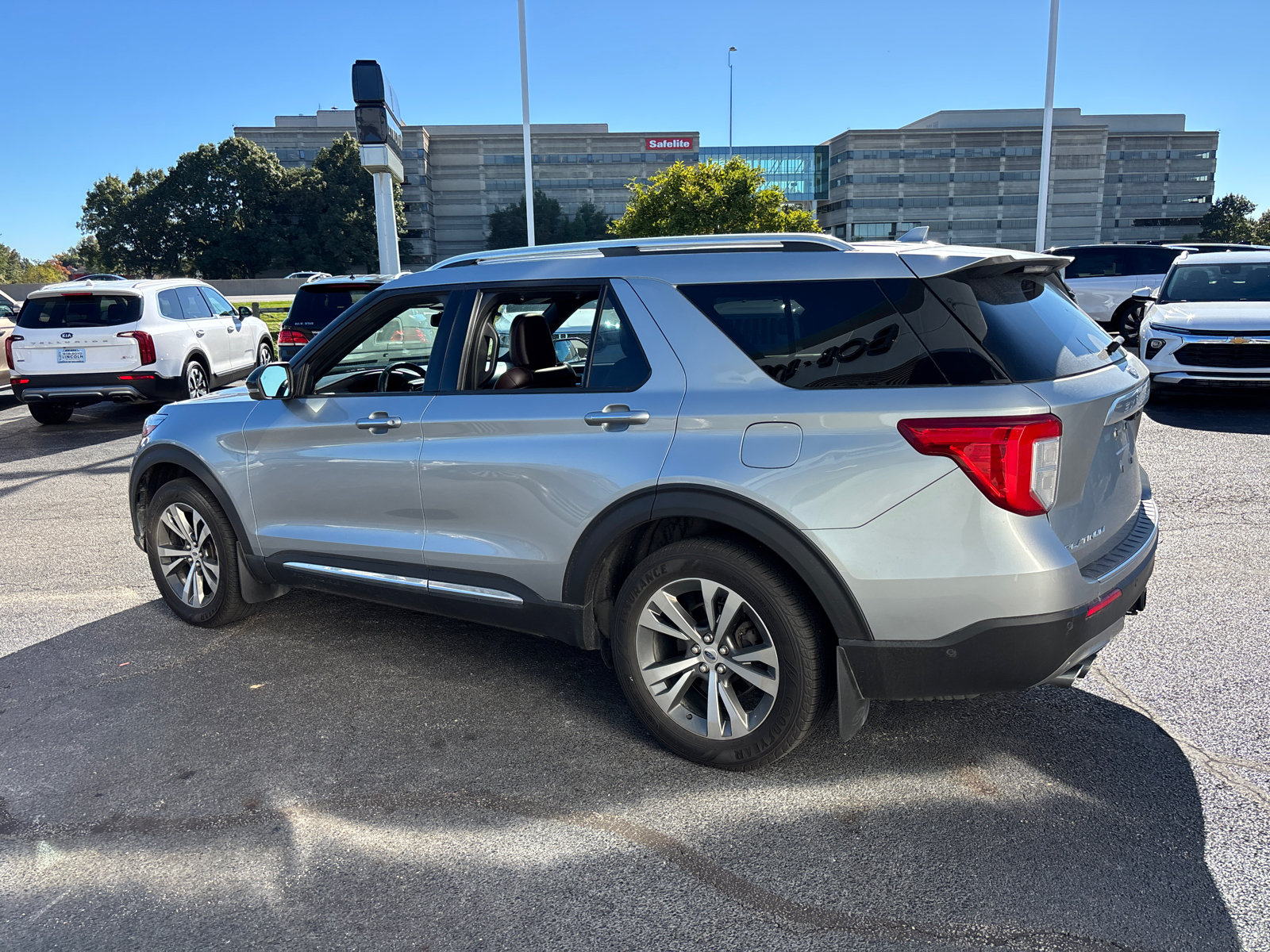 Used 2020 Ford Explorer Platinum w/ Premium Technology Package AWD/4WD image 5