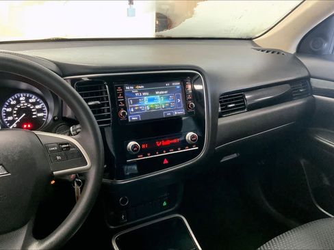 Used 2020 Mitsubishi Outlander ES image 13