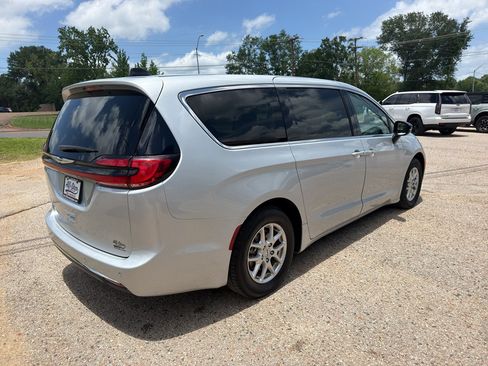 Used 2024 Chrysler Pacifica Touring-L FWD image 21