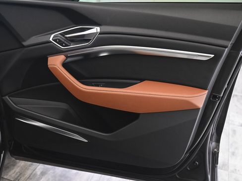 Used 2024 Audi Q8 e-tron Premium Plus w/ Premium Plus Package image 10