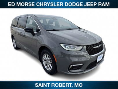 Used 2025 Chrysler Pacifica Select