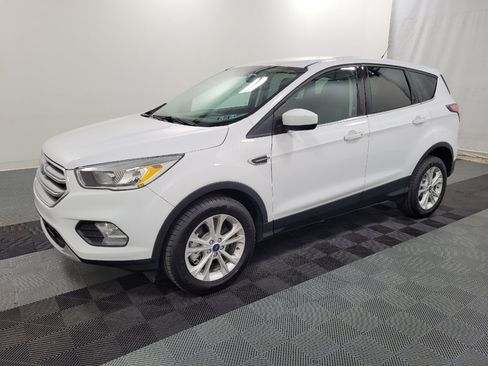 Used 2017 Ford Escape SE w/ SE Cold Weather Package AWD/4WD image 2