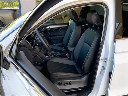 Used 2022 Volkswagen Tiguan SE w/ Panoramic Sunroof Package image 8