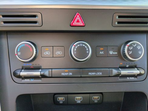 Used 2023 Kia Carnival LX FWD image 26