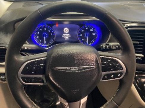 Used 2022 Chrysler Pacifica Touring-L image 25