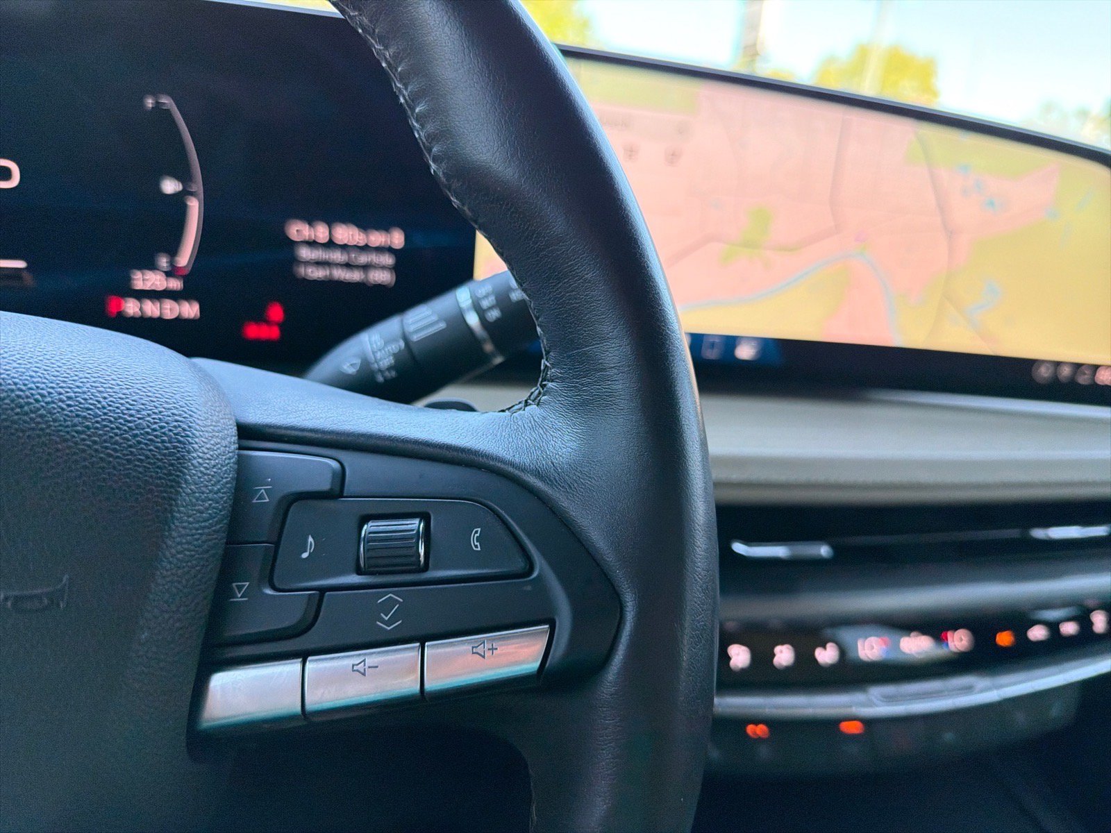 Used 2024 Cadillac XT4 Premium Luxury w/ Active Safety Package FWD image 18