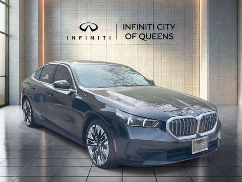 Used 2025 BMW 530i xDrive w/ Premium Package AWD/4WD image 1