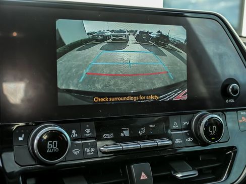 Used 2023 Toyota Highlander XLE AWD/4WD image 27