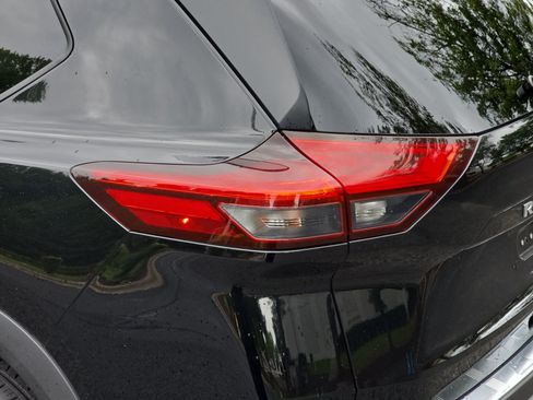 Used 2023 Nissan Rogue SV FWD image 32