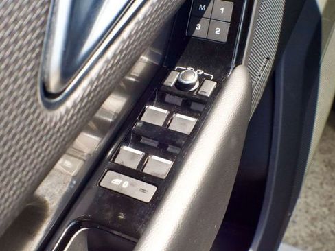 Used 2019 Land Rover Range Rover Velar S image 39