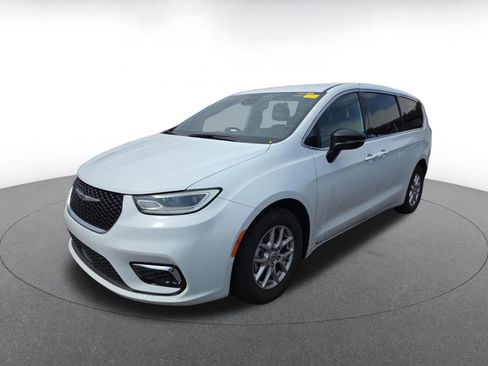 Used 2025 Chrysler Pacifica Select image 3