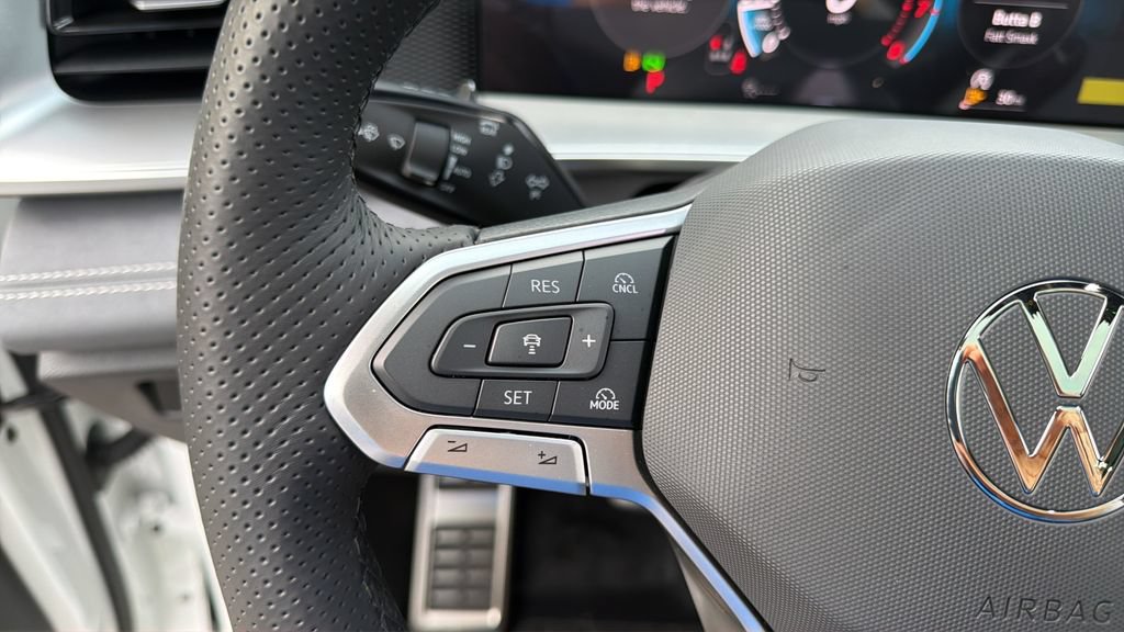 New 2026 Volkswagen Tiguan SE R-Line FWD image 22