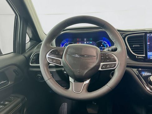 Used 2025 Chrysler Pacifica Select image 18
