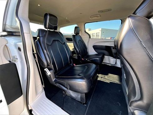 Used 2024 Chrysler Pacifica Touring-L image 15