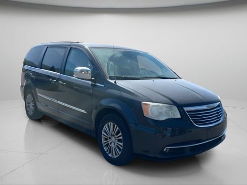 Used 2014 Chrysler Town & Country Touring-L FWD image 2