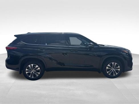 Used 2021 Toyota Highlander XLE AWD/4WD image 6