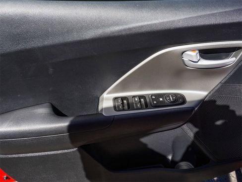 Used 2019 Kia Niro LX image 18