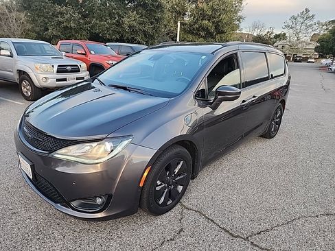 Used 2020 Chrysler Pacifica Limited image 1